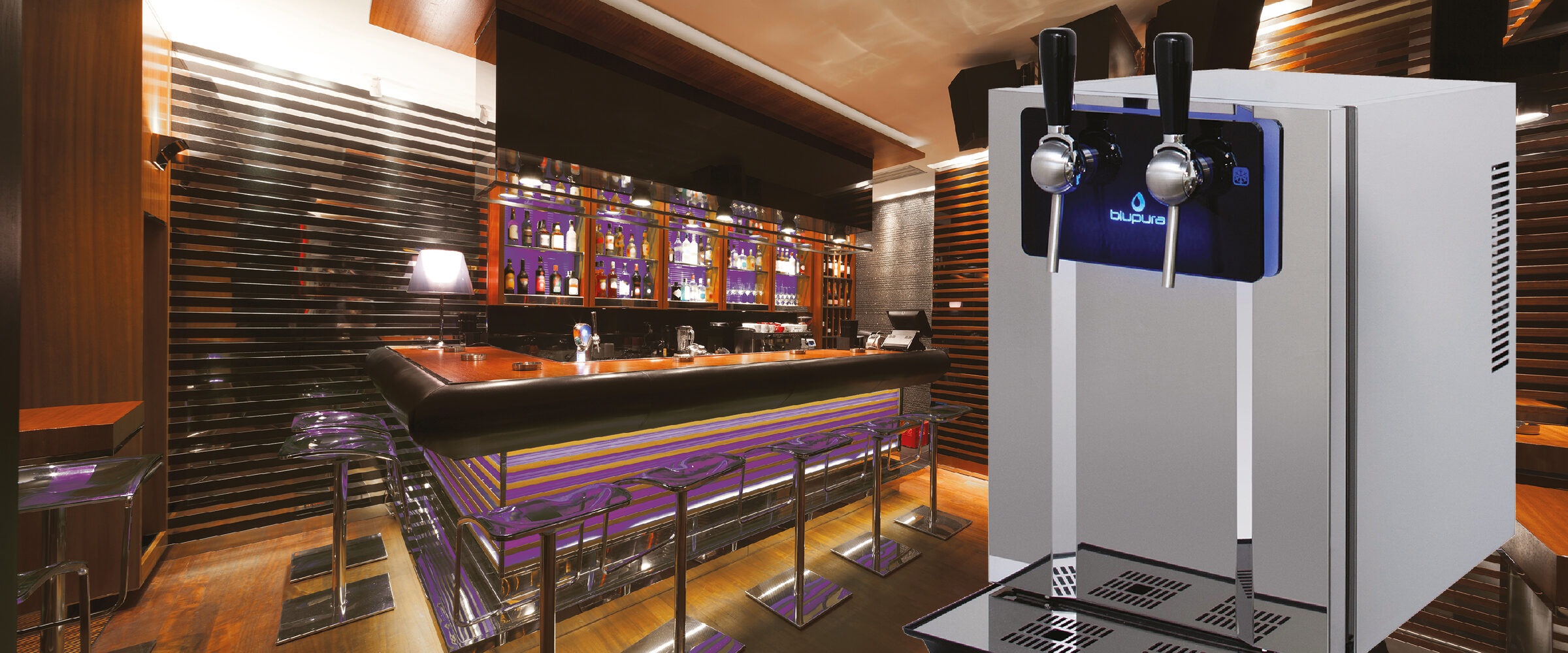 Dispensador Blupura Blubar com duas torneiras estilo chopeira instalado no balcão de um bar.